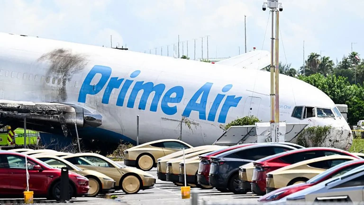 Il Boeing 767 Prime Air fuori pista a Miami, davanti ai veicoli parcheggiati